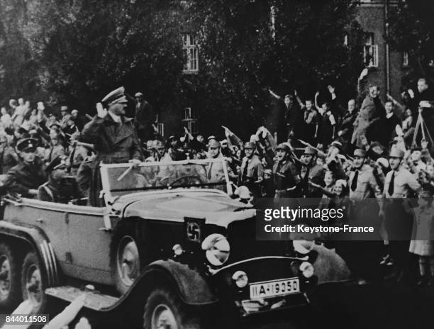 Arrivée d'Adolf Hitler à Koenigsberg, Allemagne, pour la cérémonie du transfert des cendres du maréchal Paul von Hindenburg au mémorial de...