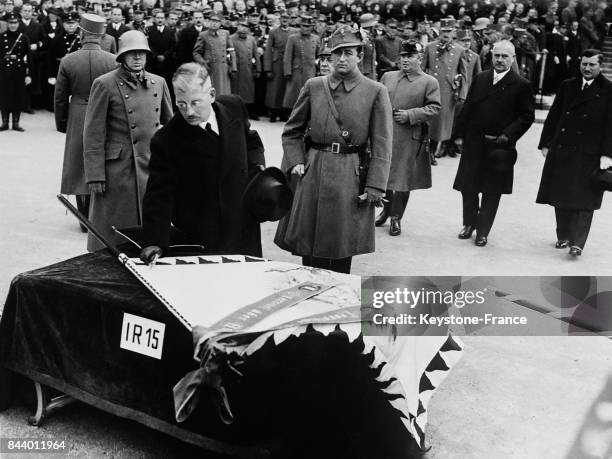 Le chancelier von Schusnigg plaçant les clous symboliques sur les nouveaux drapeaux monarchiques autrichiens, à Vienne, Autriche en 1935.