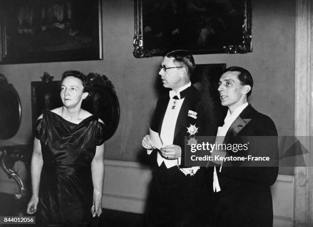 De gauche à droite, Madame Joliot-Curie, le prince héritier Gustave-Adolphe et Monsieur Joliot-Curie à la remise du Prix Nobel de Chimie, à...