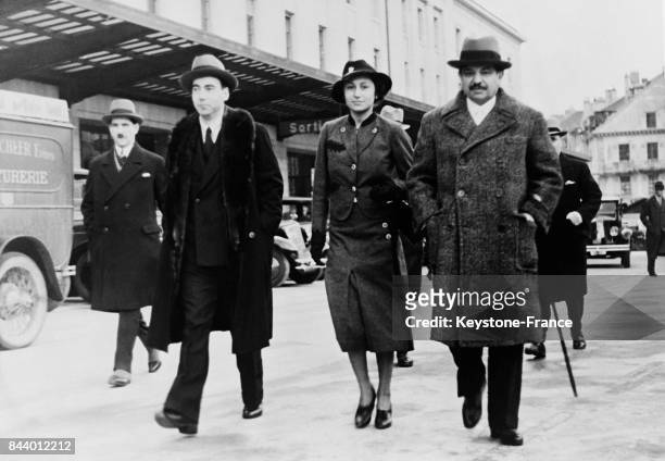 De gauche à droite, le comte René de Chambrun, Madame de Chambrun et Pierre Laval se rpmonenant dans les rues de Genève, Suisse le 19 décembre 1935.