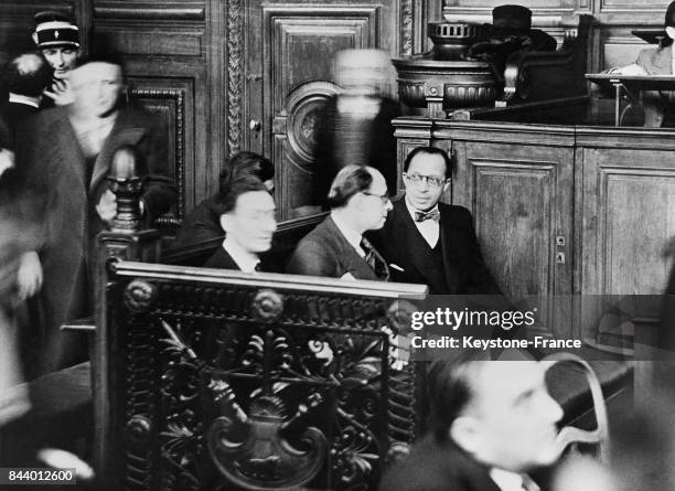 Sur le banc des prévenus libres, Monsieur Darius , directeur de l'hebdomadaire 'Bec et Ongles', à la Cour d'assise de Paris, France en décembre 1935.