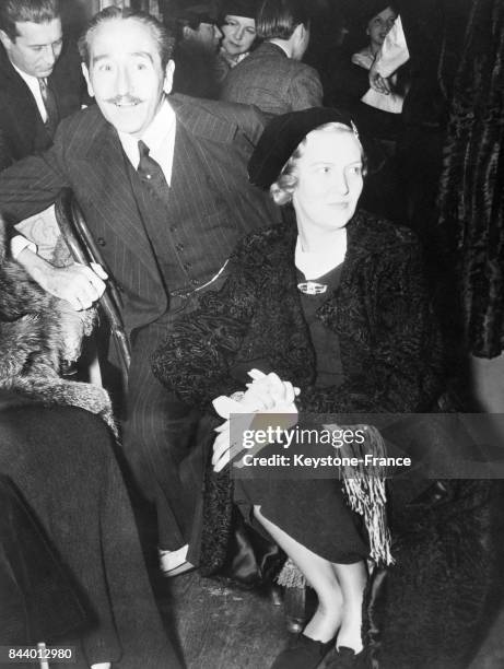 Acteur américain Adolphe Menjou et son épouse l'actrice Verree Teasdale photographiés aux Etats-Unis le 11 janvier 1936.