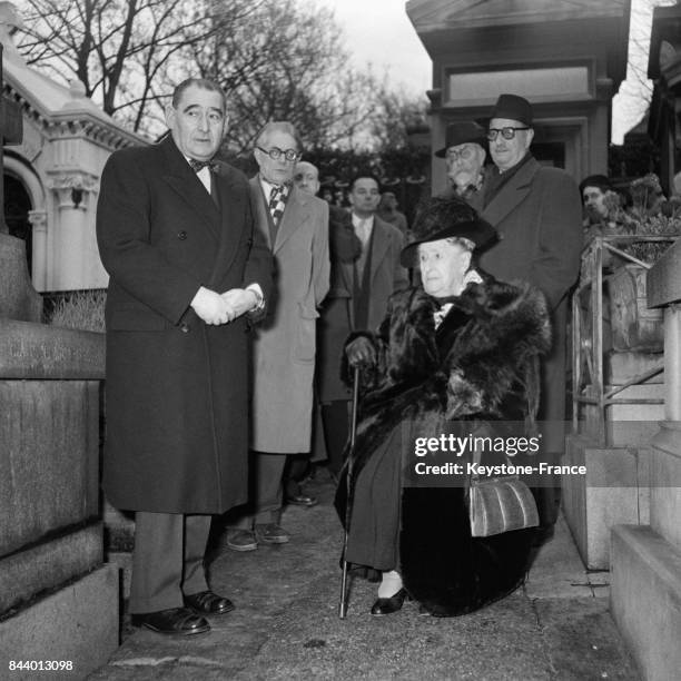 Inauguration du buste de Georges Méliès au cimetière du Père Lachaise en présence du ministre du Commerce et de l'Industrie Monsieur Henri Ulver et...