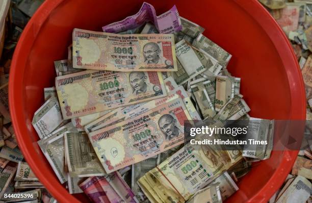 Old Notes Raja Lalbaug Cha Photos and Premium High Res Pictures - Getty Images