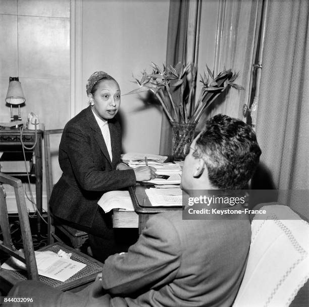 Joséphine Baker dans sa chambre d'hôtel à Paris, France, le 30 mars 1956.