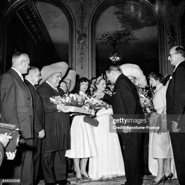 Remise du muguet porte-bonheur par les Forts des Halles au Président de la République René Coty, au palais de l'Elysée à Paris, France le 1er mai...