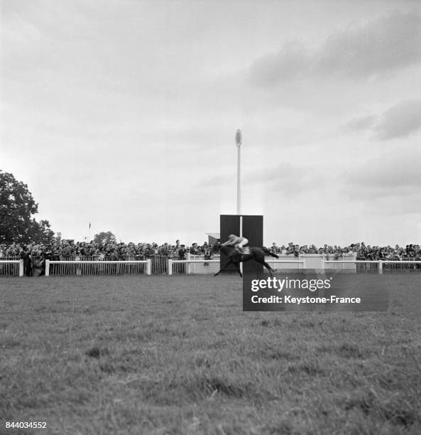 La course hippique le prix de Diane, à l'hippodrome de Chantilly, France, le 3 juin 1955.