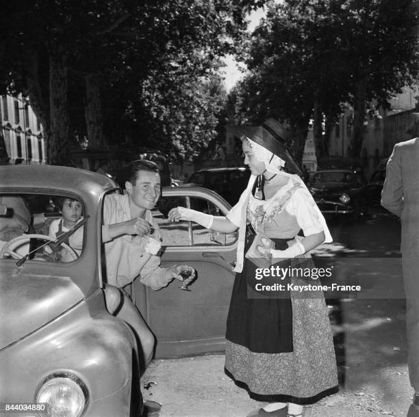 Jeune femme offrant un verre de vin à un touriste en voiture lors de l'opération 'Coup de l'étrier' pour mieux faire connaître les produits de la...