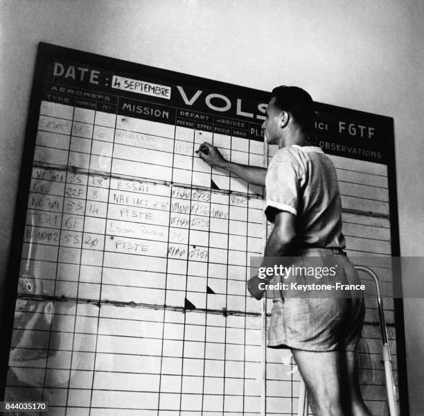 Soldat français remplissant le tableau des missions aériennes en Algérie, le 19 septembre 1956.