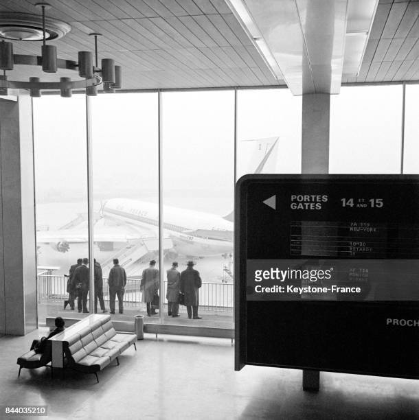 Vue partielle du hall et d'un panneau d'affichage de la nouvelle aérogare d'Orly, France le 8 mars 1961.