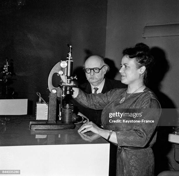 Le célèbre écrivain-biologiste Jean Rostand visite l'exposition 'Le monde vivant sous le microscope' au Palais de la Découverte avec Madame Hélène...