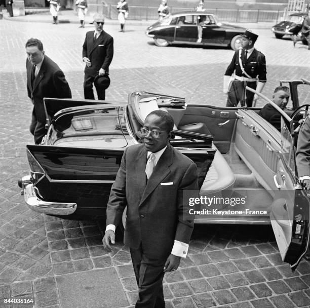 Arrivée du Président Léopold Sédar Senghor à l'Hôtel Matignon à Paris, France le 20 avril 1961.