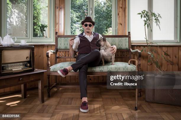 ritratto uomo vintage con il suo cane - antique sofa styles foto e immagini stock
