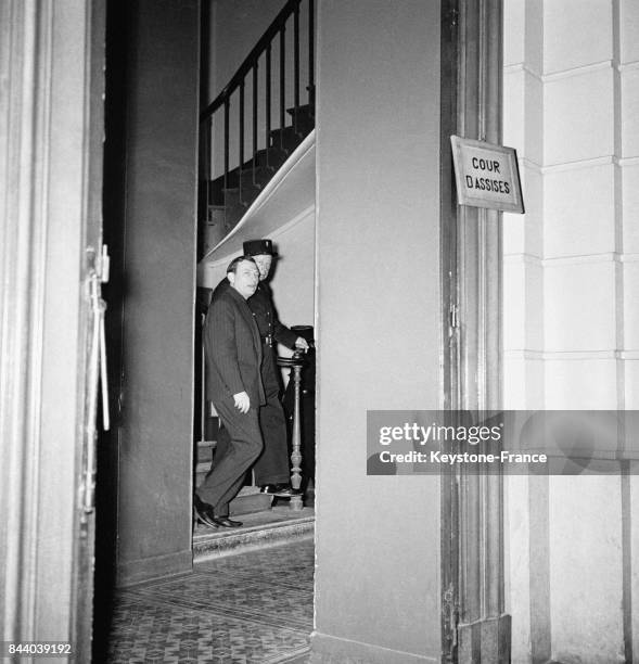 Pierre Larcher, accusé du rapt de l'enfant, quitte le bureau du juge après sa confrontation avec son complice, à Paris, France le 9 mai 1961.