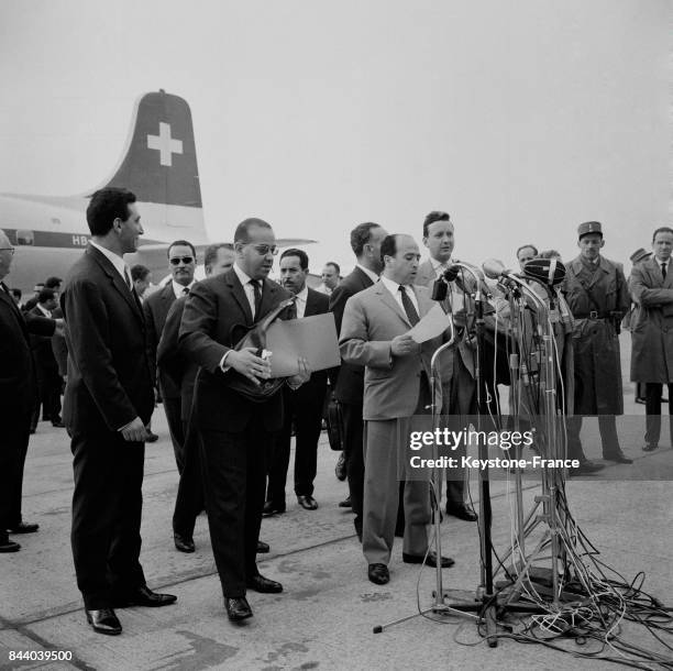 Arrivée de la délégation du FLN à l'aéroport, au centre, près des micros Krim Belkacem, vice-président du GPRA et chef de la délégation fait une...