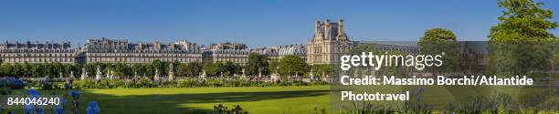 the louvre and the houses along rue de rivoli from jardin des tuileries - tuilerieën tuin stockfoto's en -beelden