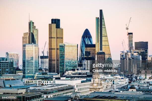 wolkenkrabber in de city of london - londen engeland stockfoto's en -beelden