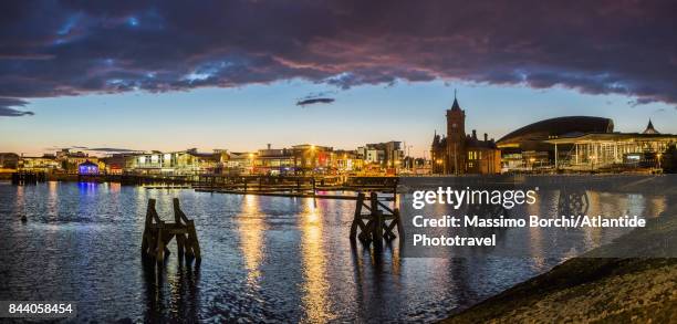 cardiff bay, view of the bay with the pierhead building - cardiff bay stock-fotos und bilder