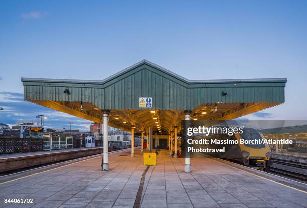 cardiff city centre, cardiff central train station - railwaystation stockfoto's en -beelden