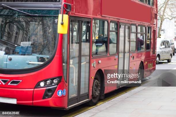 modern london bus - bus london fotografías e imágenes de stock