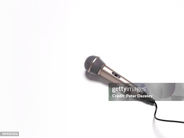 microphone with copy-space - microfoon fotografías e imágenes de stock