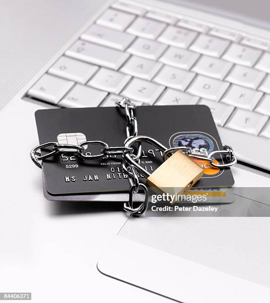 credit cards chained up with padlock - veleiding stockfoto's en -beelden