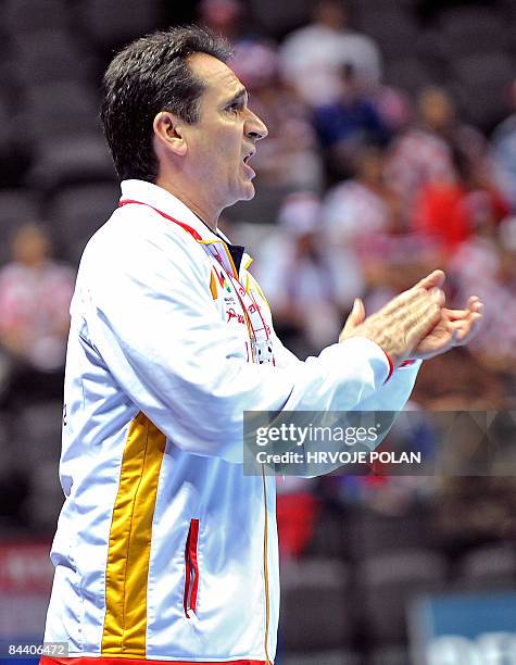 Spain's coach Valero Rivera reacts during their group B World Handball Championship match against South Koreain Split on January 22, 2009. AFP PHOTO/...