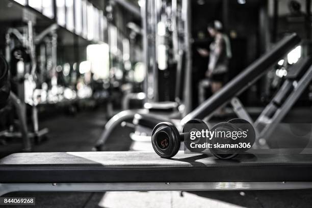 row of dumbbell for work out weight training at gym - attrezzatura per esercizio fisico foto e immagini stock