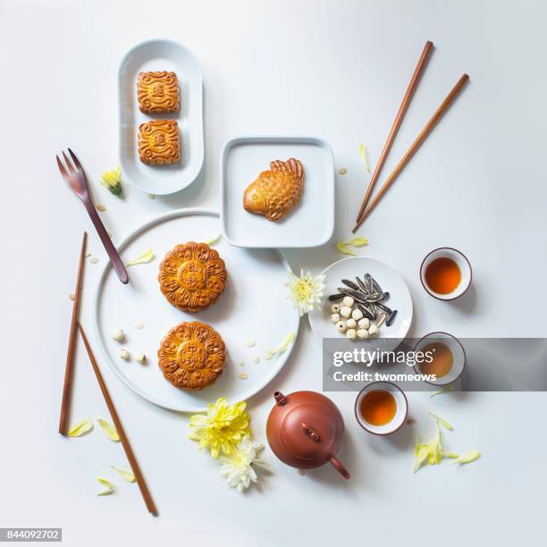 flat lay mid-autumn festival food and drink still life. - tea cup overhead view photos et images de collection