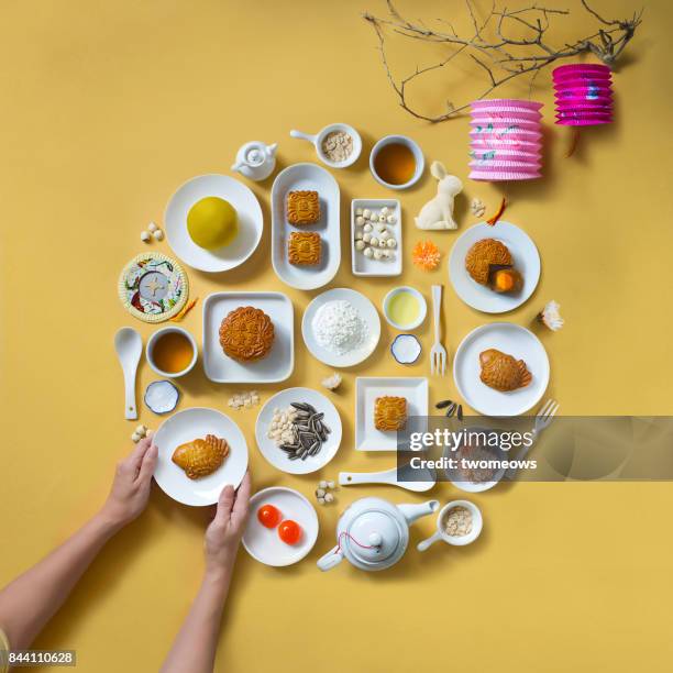 flat lay mid-autumn festival food and drink still life. - tea cup overhead view photos et images de collection