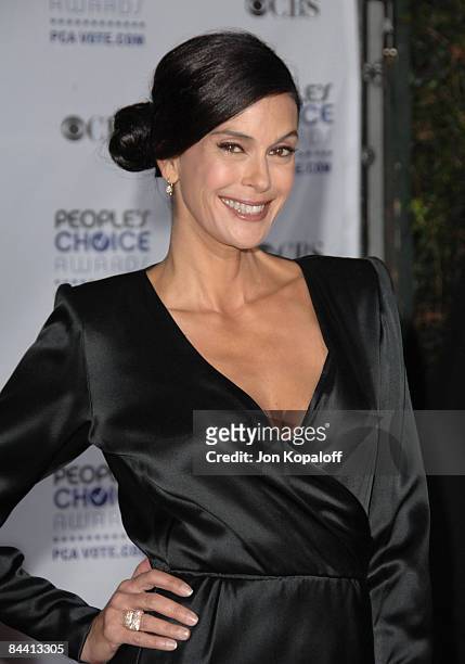 Actress Teri Hatcher arrives at the 35th Annual People's Choice Awards held at the Shrine Auditorium on January 7, 2009 in Los Angeles, California.