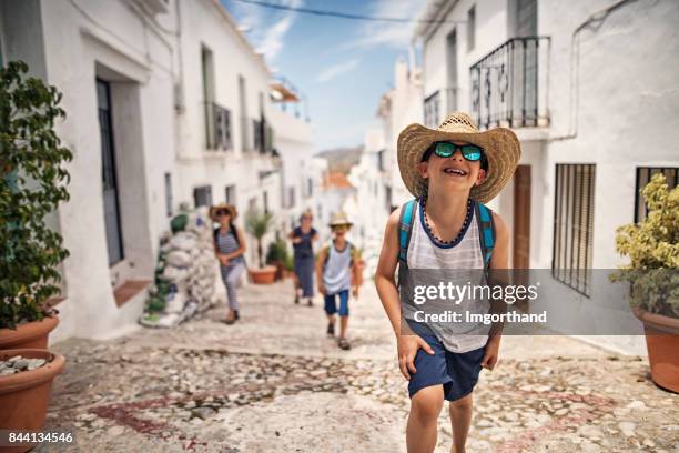 kleiner junge mit familie besuchen weißen andalusischen dorf - altstadt stock-fotos und bilder