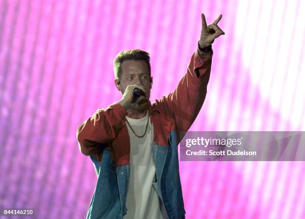 California Smooth Rapper 432 Smooth (Singer) Stock Photos, High-Res Pictures, and Images - Getty ...