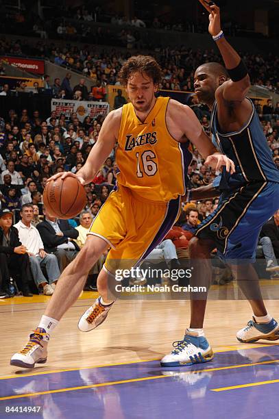 Pau Gasol of the Los Angeles Lakers drives to the hoop against Antawn Jamison of the Washington Wizards at Staples Center on January 22, 2009 in Los...