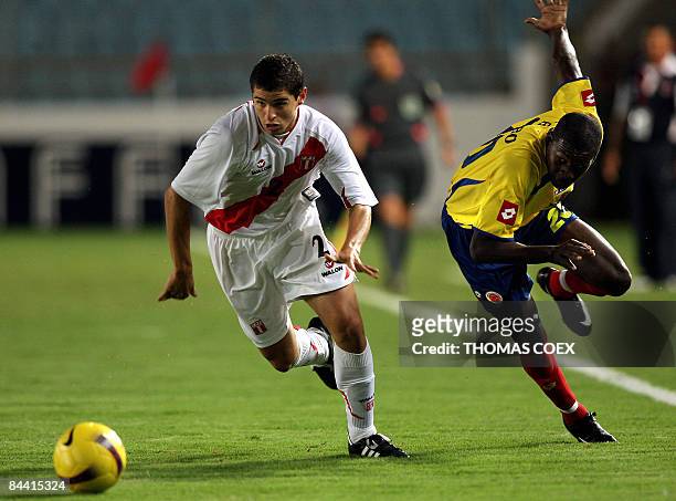 Colombia's midfielder Segundo Victor Ibarbo vies for the ball with Peru's defender Aldo Corzo during their match of the U-20 South American football...