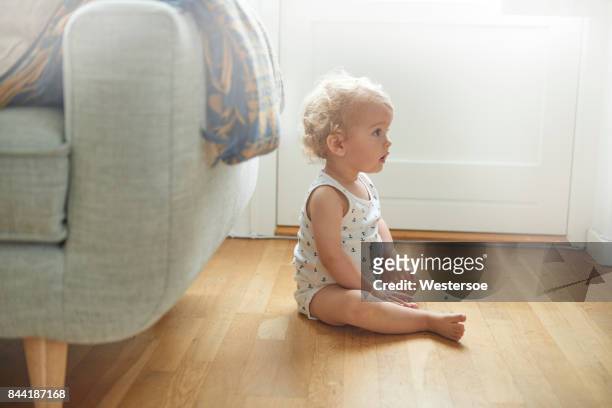 kind sittinhg op verdieping in profiel - boy sitting on floor stockfoto's en -beelden
