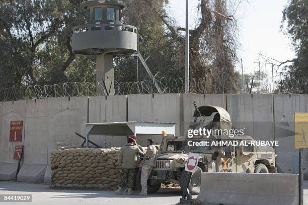 429 Army Soldiers Man Checkpoint In Baghdad Stock Photos, High-Res ...