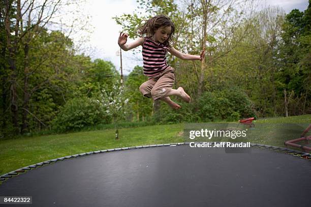 mädchen springen auf trampolin - trampoline equipment stock-fotos und bilder