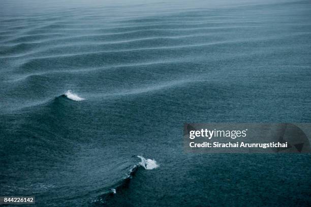 rippling waves in the sea during a rainstorm - indian ocean - fotografias e filmes do acervo