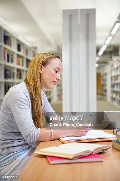 jovem mulher trabalhando em biblioteca de falmouth, inglaterra " - falmouth england - fotografias e filmes do acervo