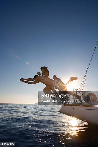 group dive off back of sailboat - cassis fotografías e imágenes de stock