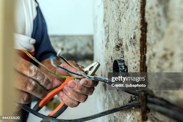 foto de mão listram o isolamento dos fios - choque elétrico - fotografias e filmes do acervo