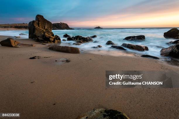 rocks of port bara beach at sunset, peninsula of quiberon, brittany, france - quiberon fotografías e imágenes de stock