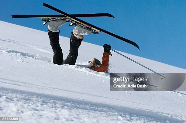 fallen skier lying in powder snow - esqui equipamento esportivo - fotografias e filmes do acervo
