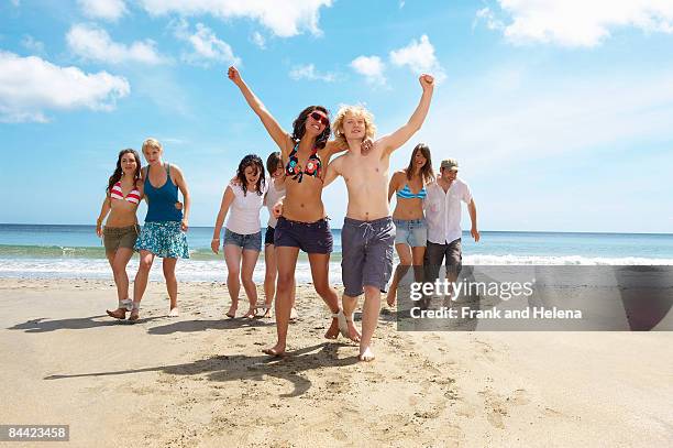 group having a race on the beach - pechos de mujer playa fotografías e imágenes de stock