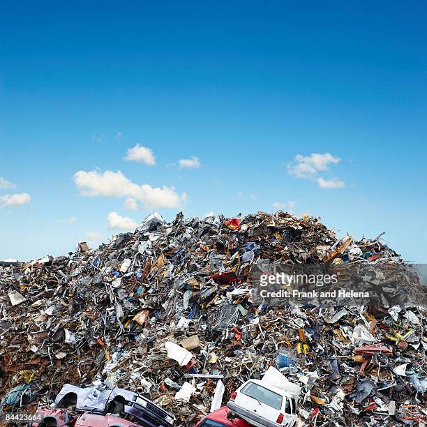 a pile of scrap metal - autoschrottplatz stock-fotos und bilder