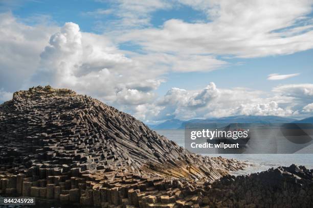 een boot die verankerd uit staffa - mull stockfoto's en -beelden