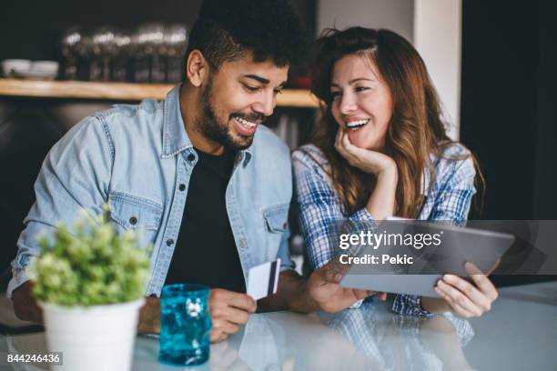 de compras junto con diversión - credit union fotografías e imágenes de stock