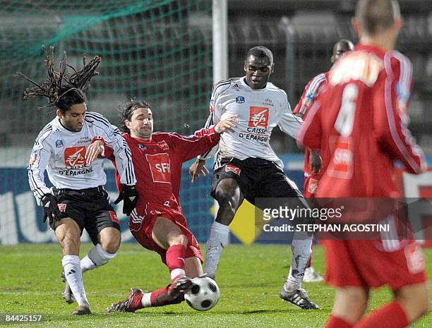 Ajaccio's French midfielder Ludovic Asuar vies with Vannes' Cameroonian defender Eugene Claude Ekobo and Vannes' French midfielder Stephane Auvray...