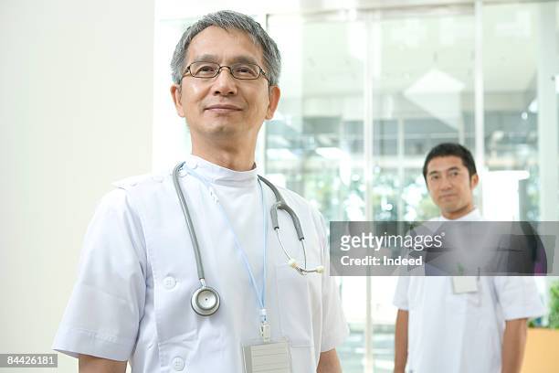 portrait of japanese male doctor and nurse - man looking away ストックフォトと画像